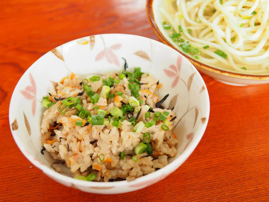 沖縄の炊き込みご飯ジューシーと沖縄そば