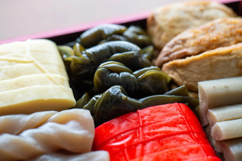 沖縄の旧盆料理の重箱に入る昆布やかまぼこ、こんにゃくなどの料理