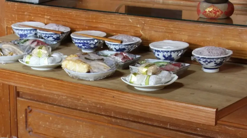 沖縄の旧盆ナカビに仏壇へ供えられたご飯やお菓子などのお供え物