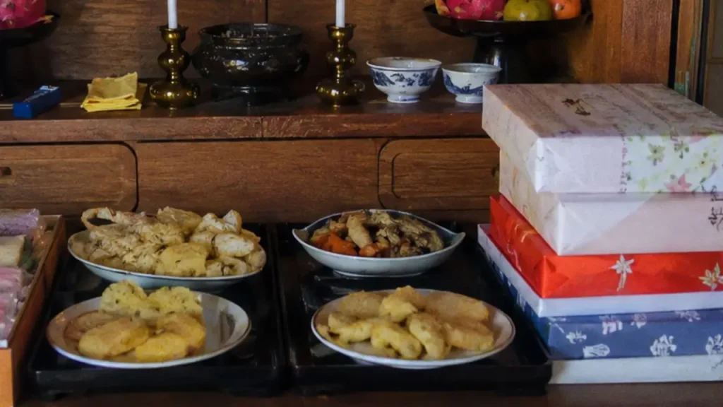 沖縄の旧盆で仏壇に供えられた料理や贈答品