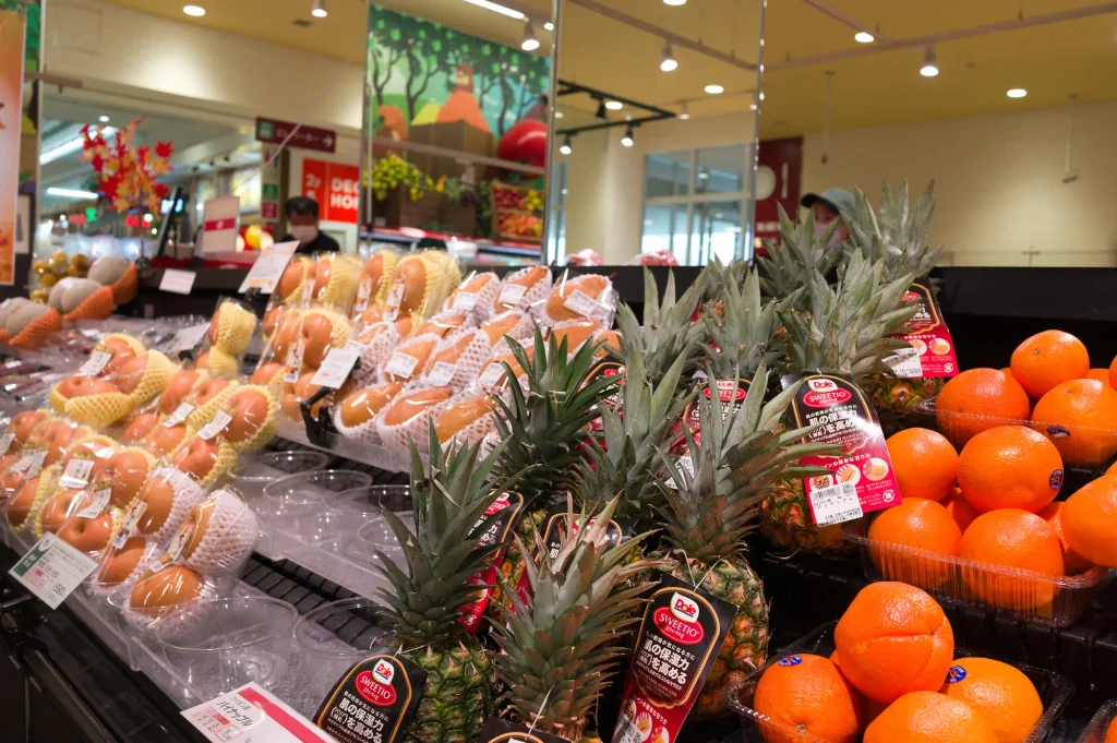 沖縄の旧盆準備で購入する果物を選べるスーパーの青果売場