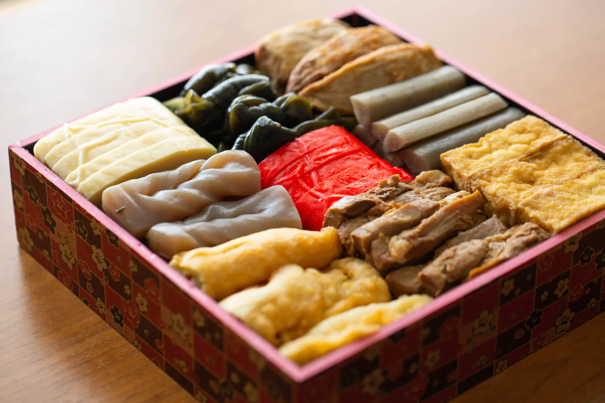 沖縄の旧盆料理として供えられる豚三枚肉や昆布、かまぼこ、揚げ豆腐などを詰めた重箱料理
