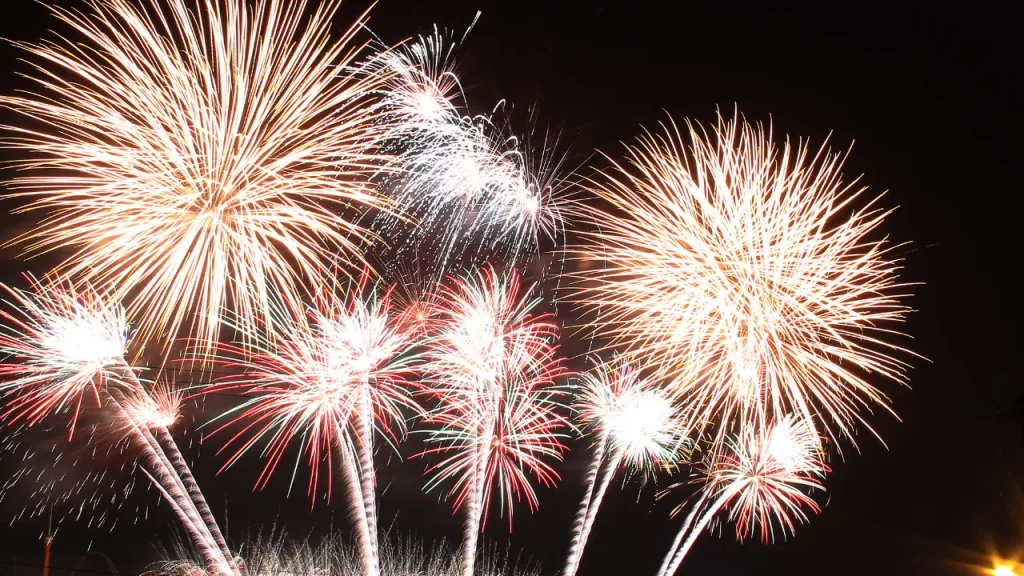 沖縄の夏祭りで夜空に打ち上がる色鮮やかな花火