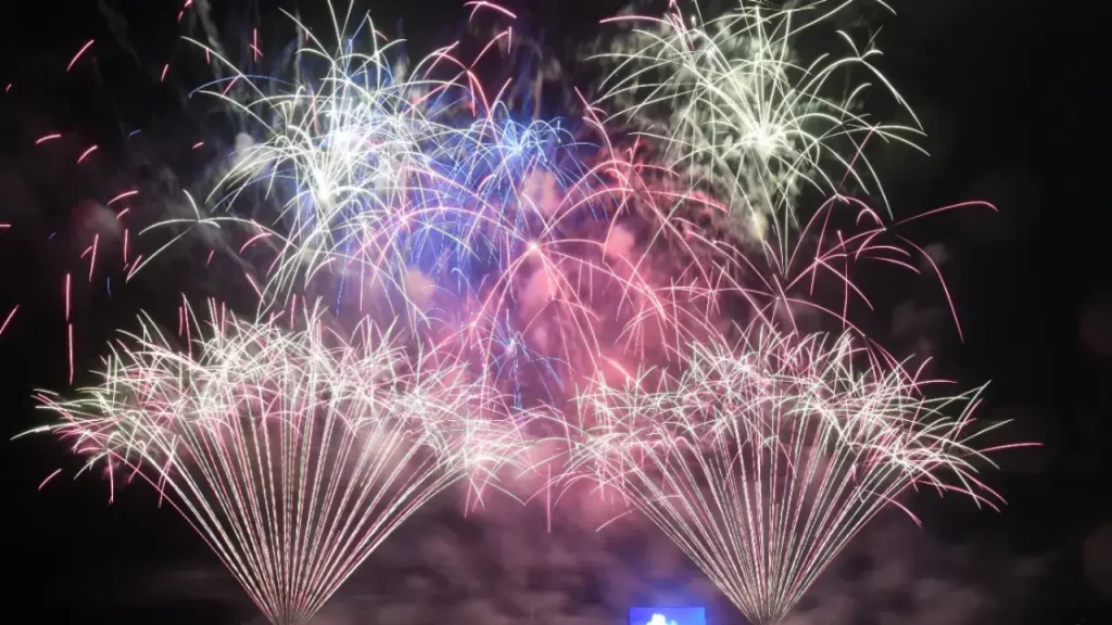 沖縄かなさ花火で夜空を彩る打ち上げ花火