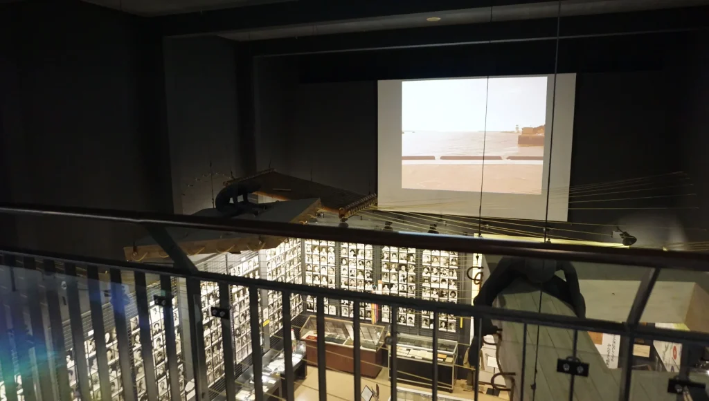 対馬丸記念館の館内展示を2階から見下ろした様子