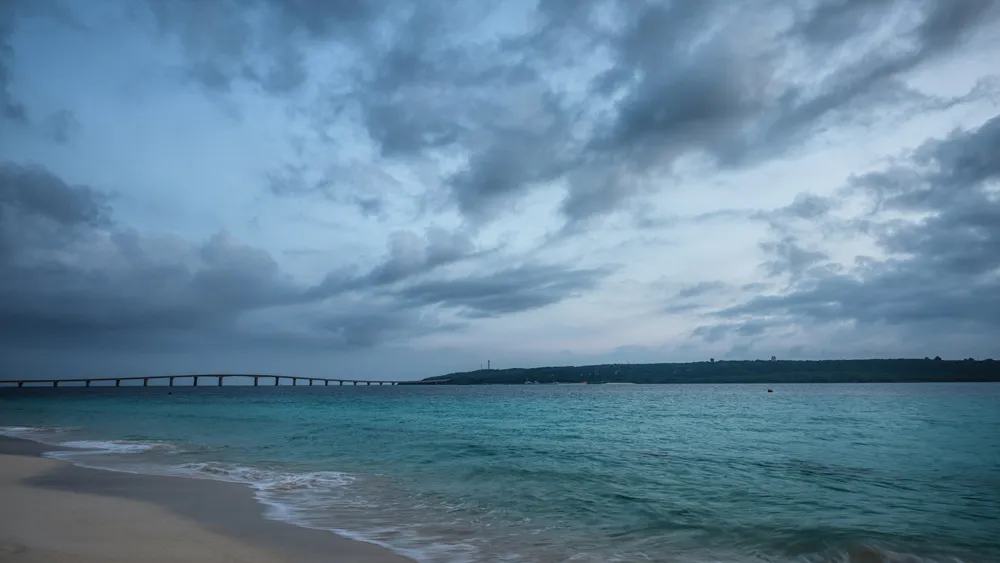 台風がきている沖縄の海