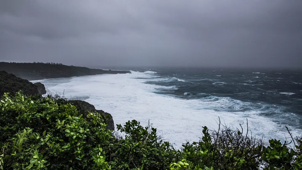 台風の喜屋武岬