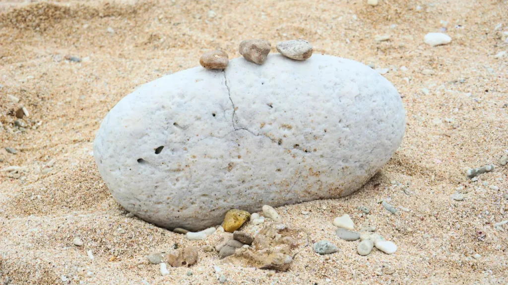 海の向こうのニラーハラーへ祈りを向ける久高島のイシキ浜に置かれた石