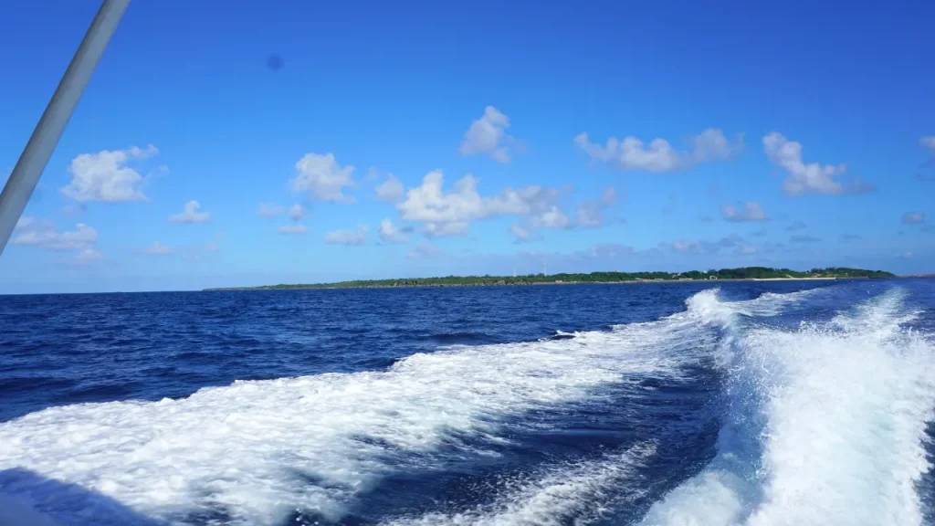 船から望む久高島と周囲の海