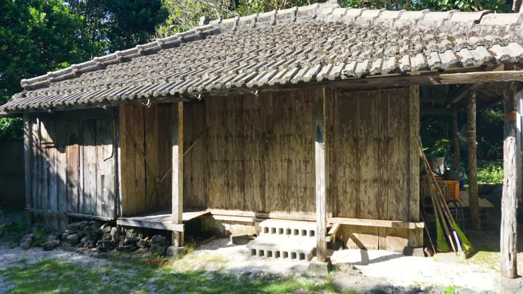 大里家の敷地内