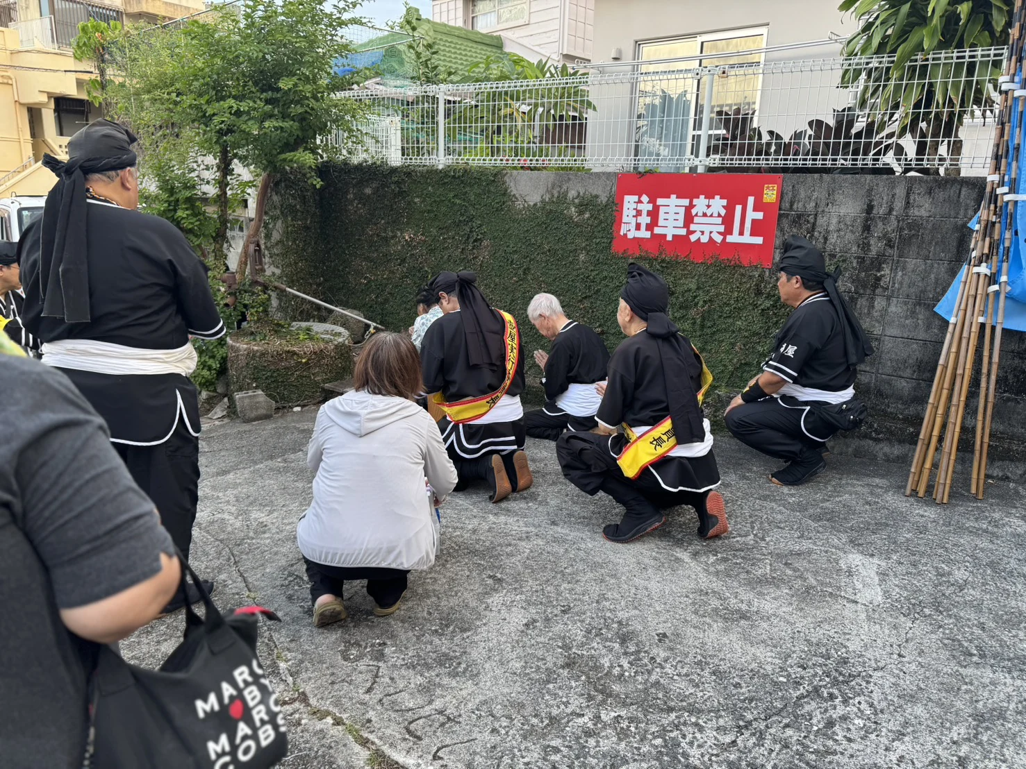 壺屋の行列の出発前に拝む参加者たち
