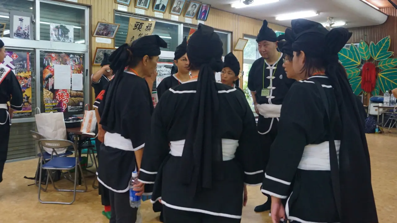 衣装の支度をしながら交流する参加者たち
