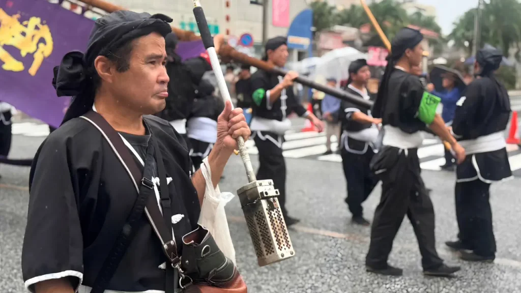 演舞中に爆竹を着火する担当