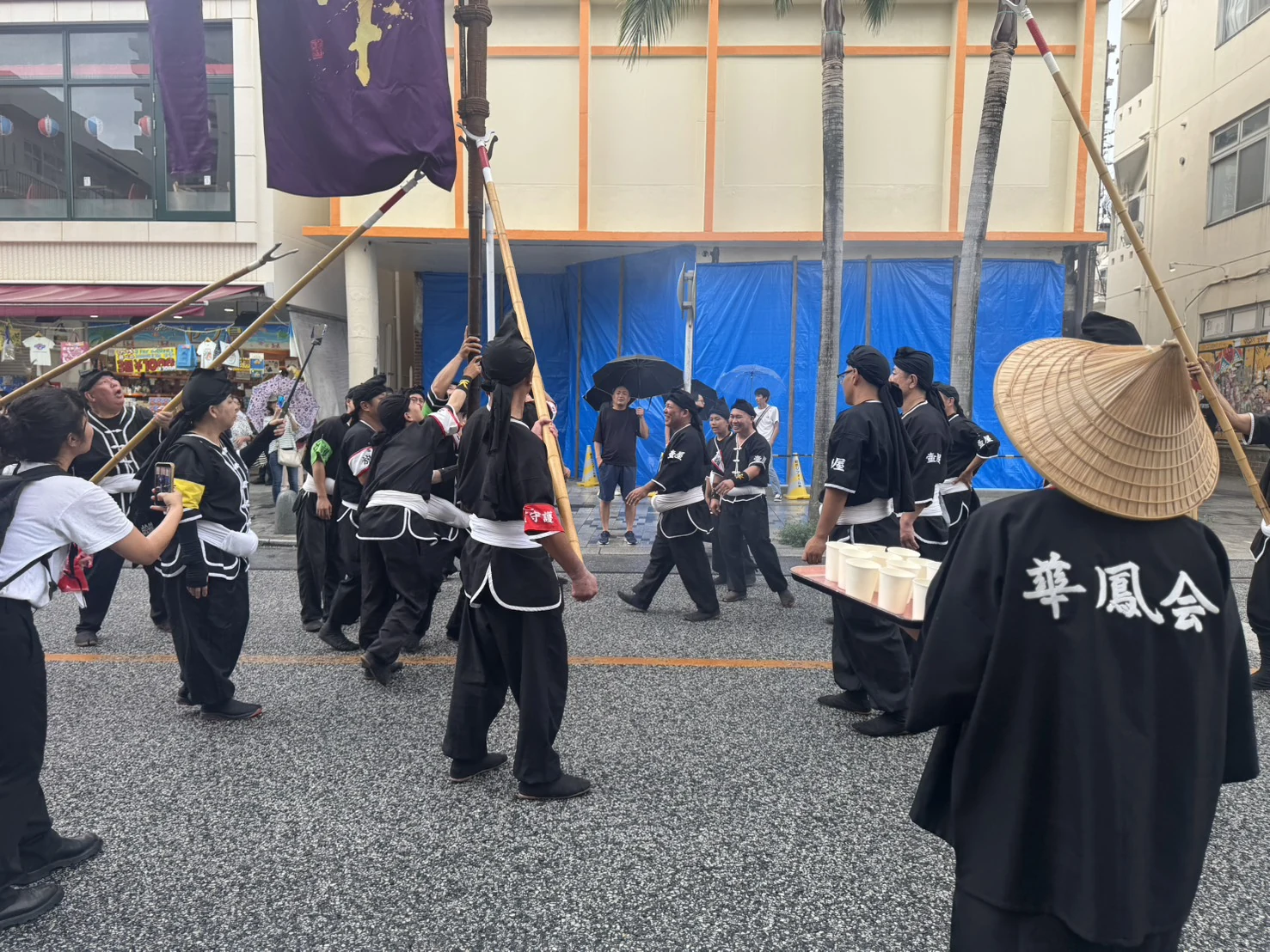 複数人で旗頭を支える参加者たち