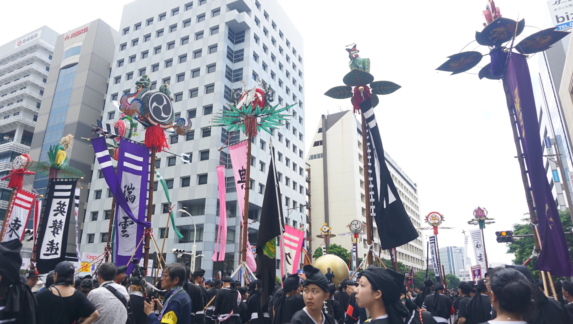 会場に並ぶさまざまな形の旗頭の頭飾り