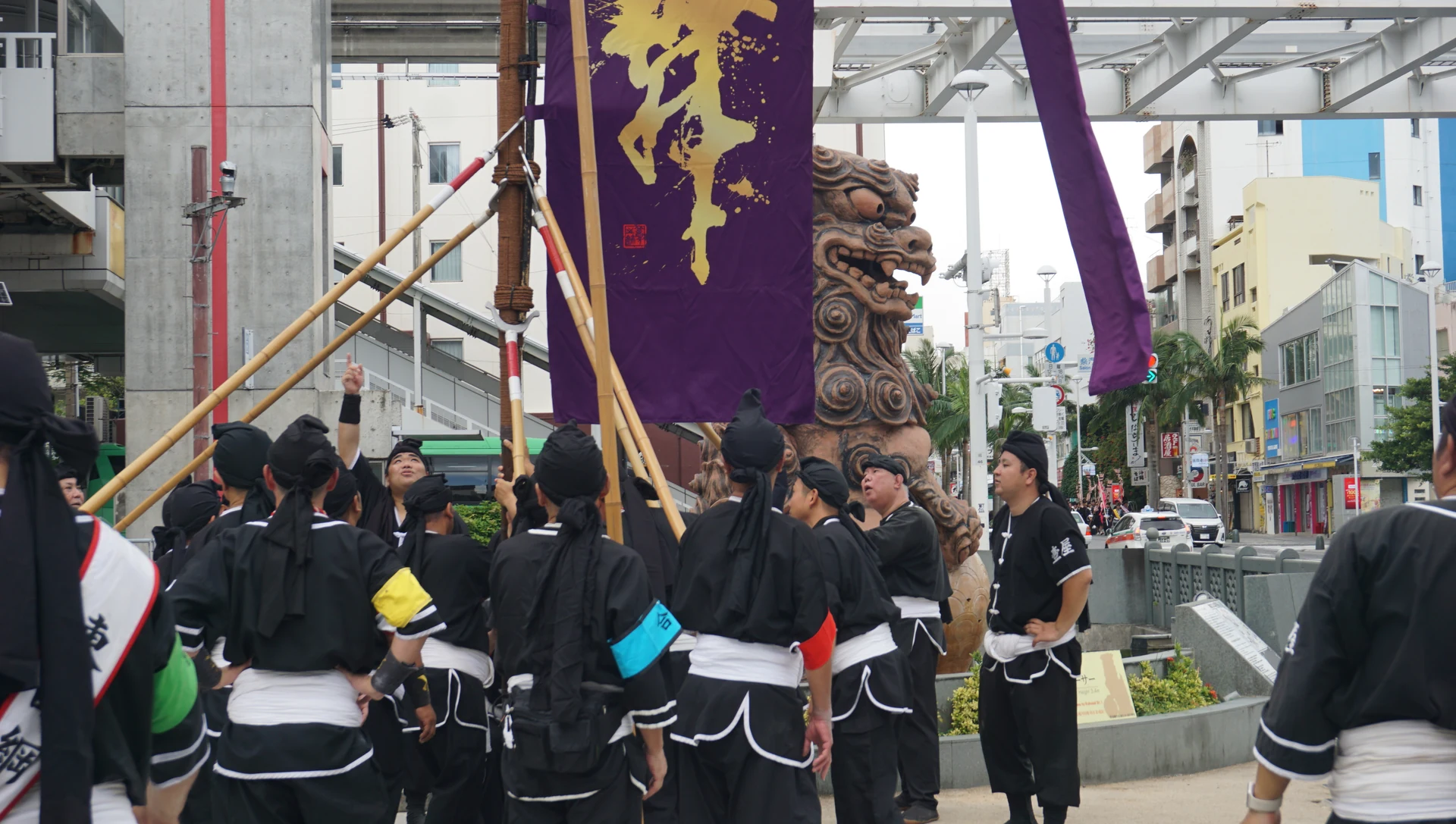 旗頭の周囲で演舞を支える人たち