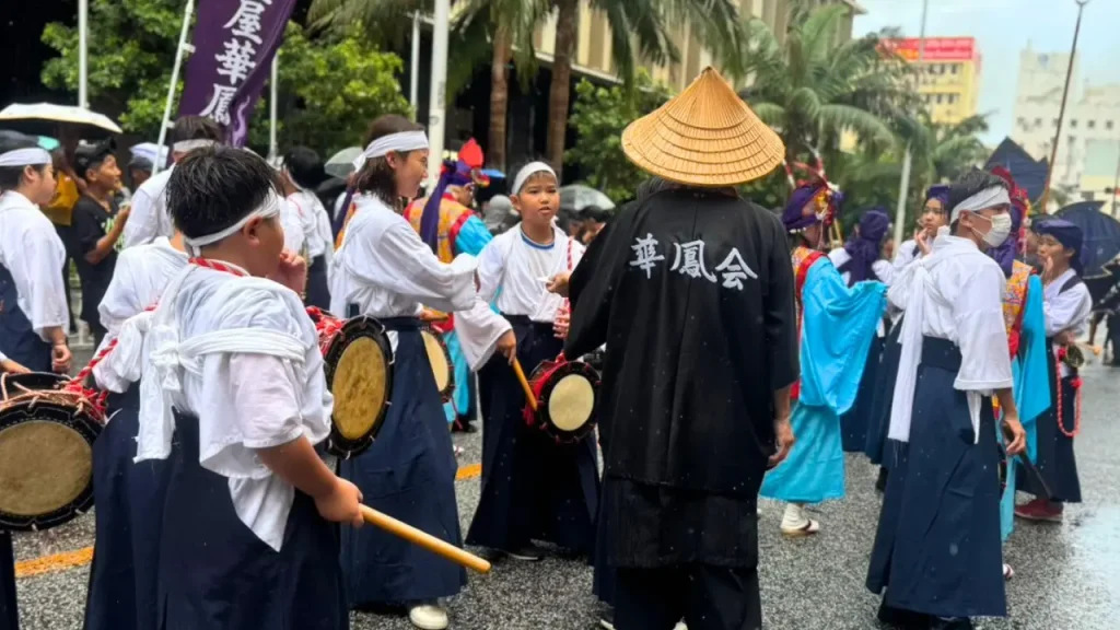 那覇祭りに参加するこども隊の子供たち
