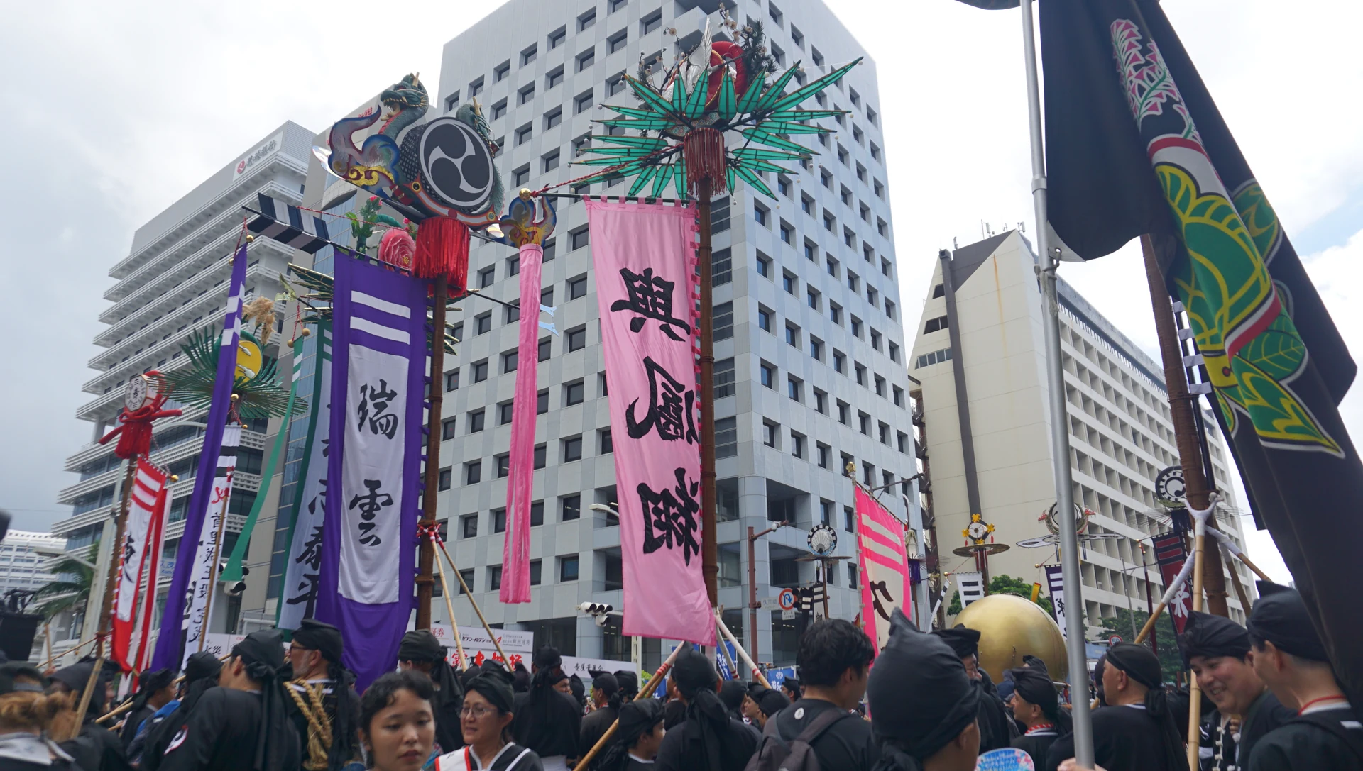 那覇大綱挽の会場に並ぶ、形や色の異なる旗頭