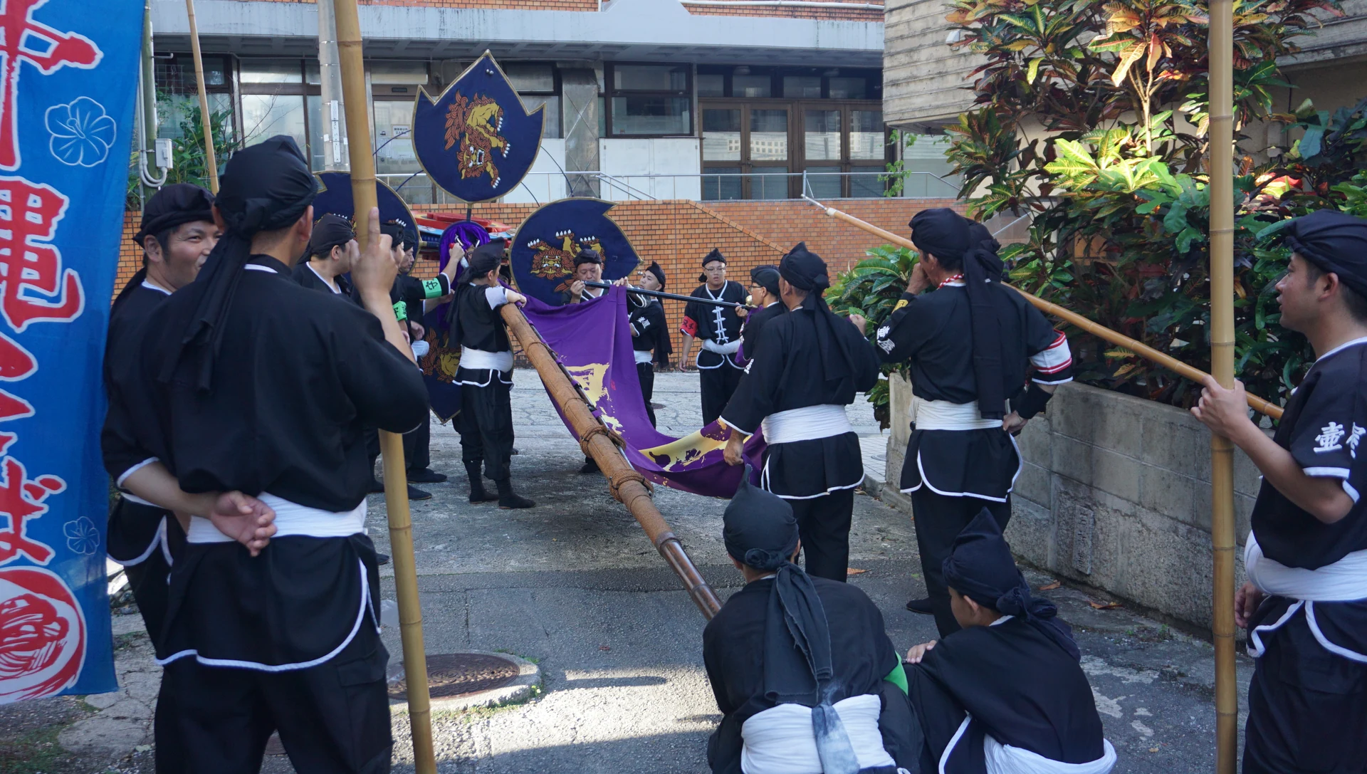 地域の通りを進む旗頭行列