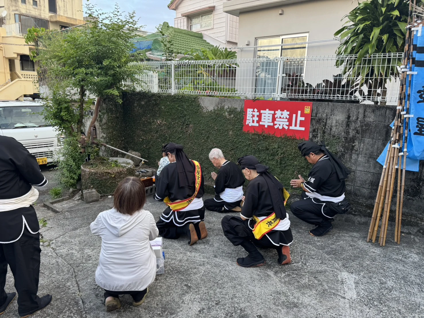 出発前に拝みをする参加者たち