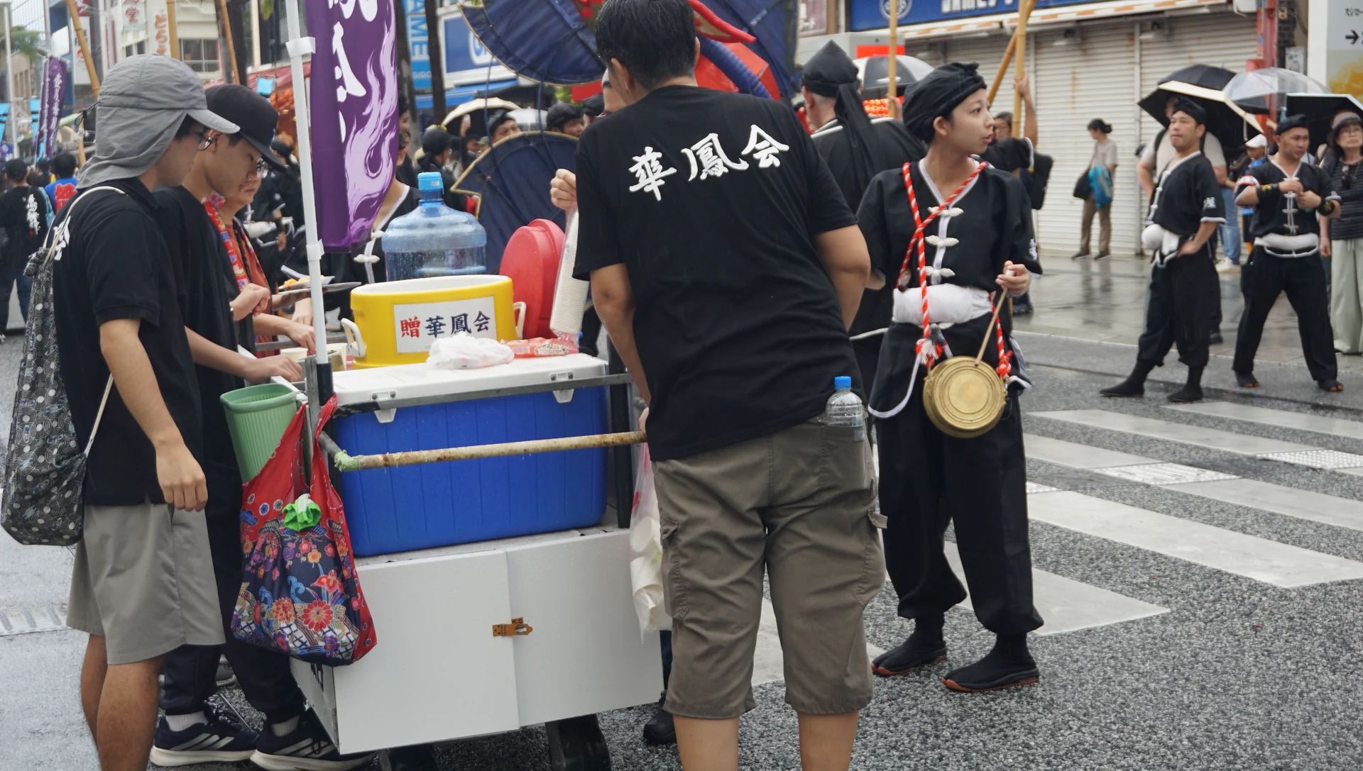 参加者の水分補給を支える押し車