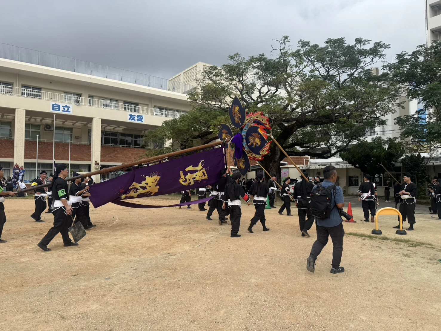 学校に集まった壺屋の旗頭の一行