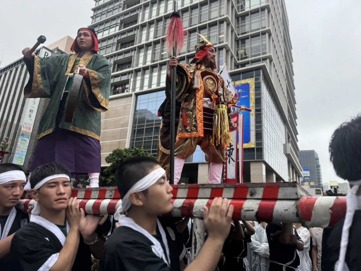 那覇大綱挽の会場へ向かう支度と担ぎ手