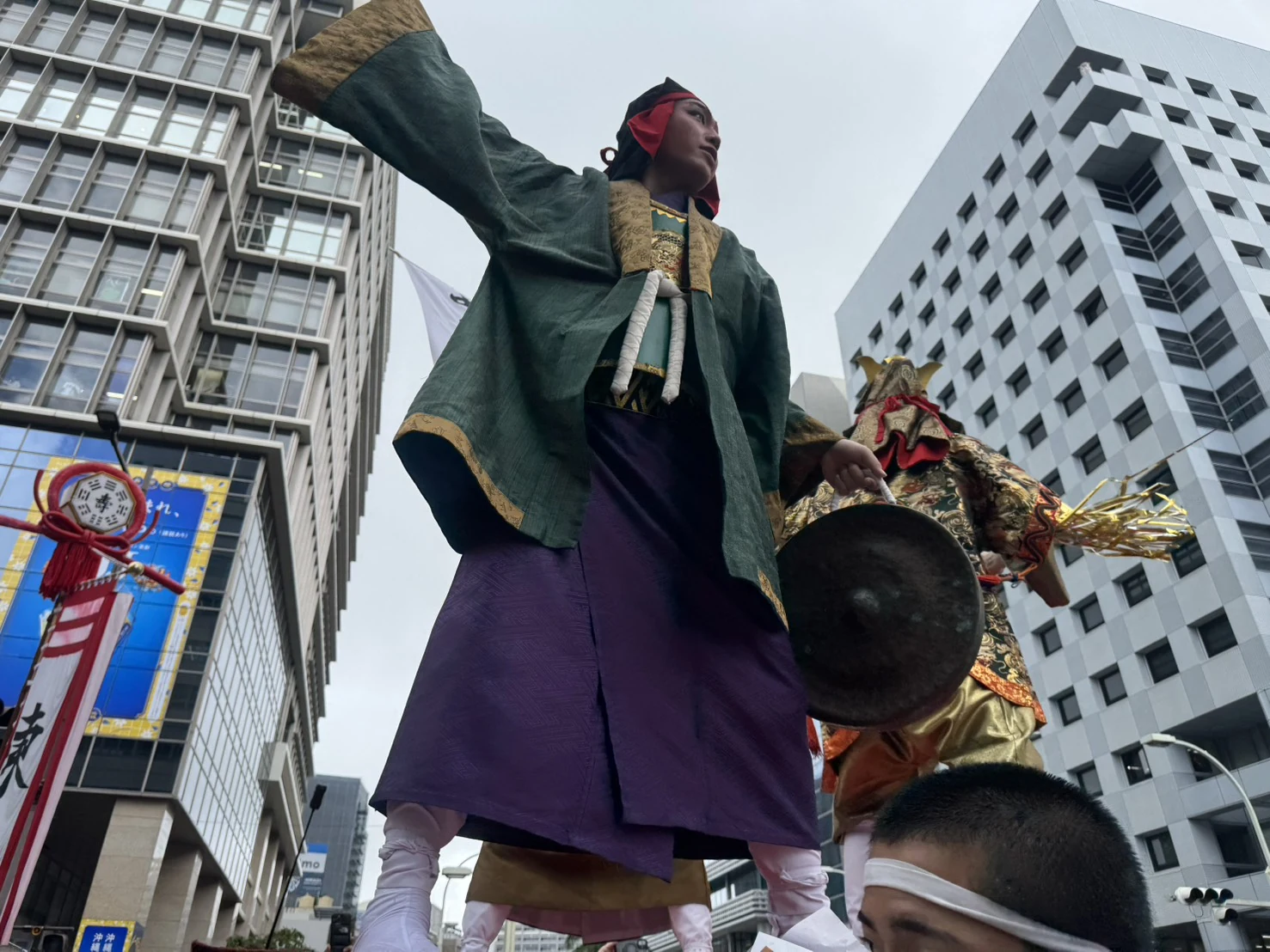 歴史上の人物に扮して腕を上げる那覇大綱挽の支度