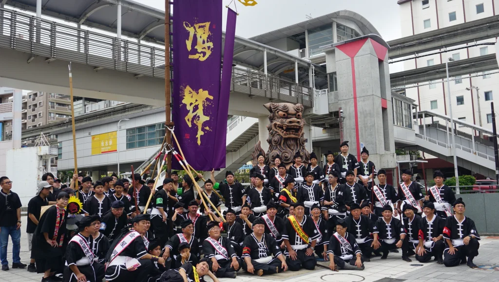 旗頭とともに集まった壺屋旗頭華鳳会の人たち