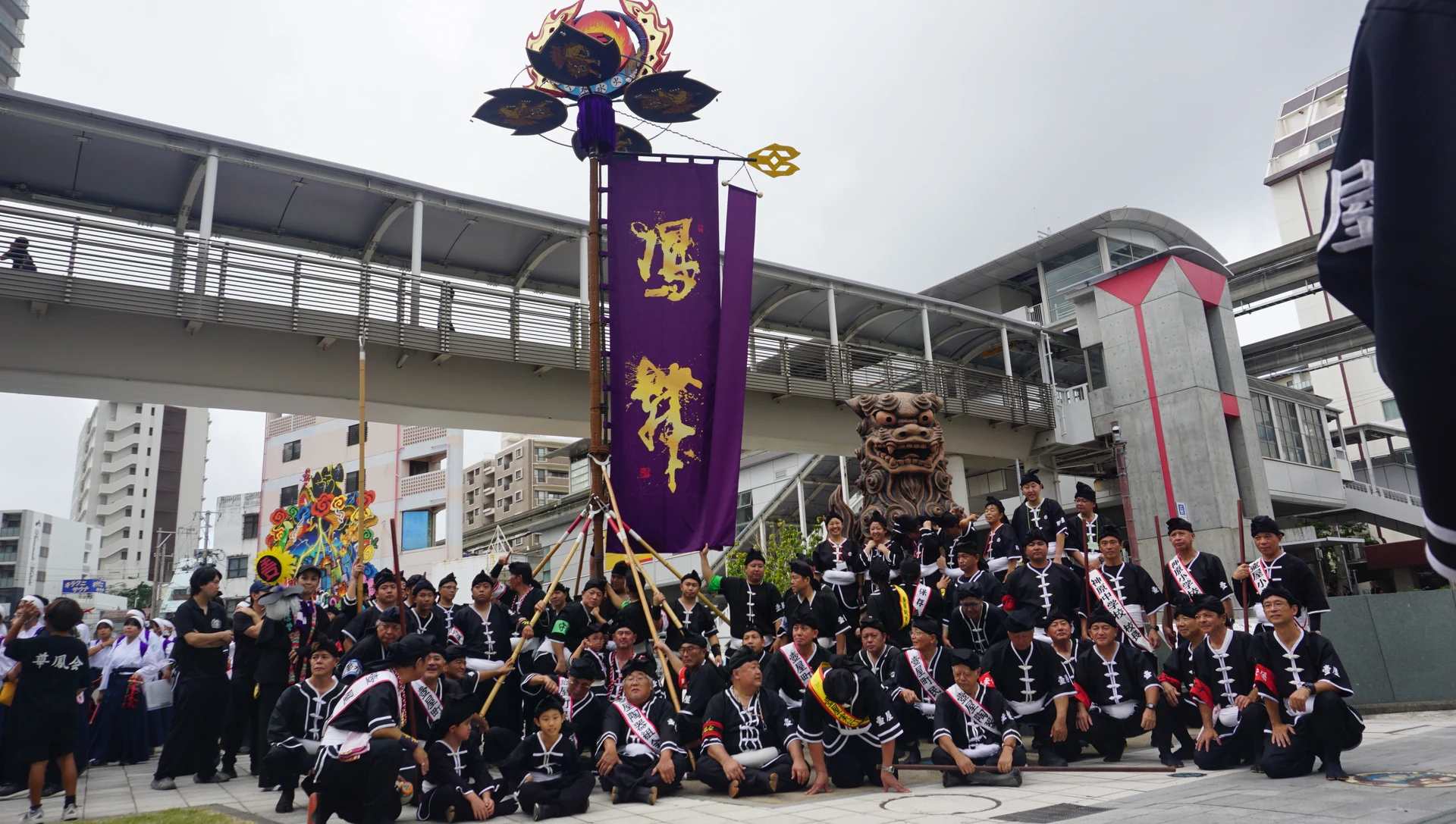 出発前に集まった壺屋の旗頭行列の参加者たち