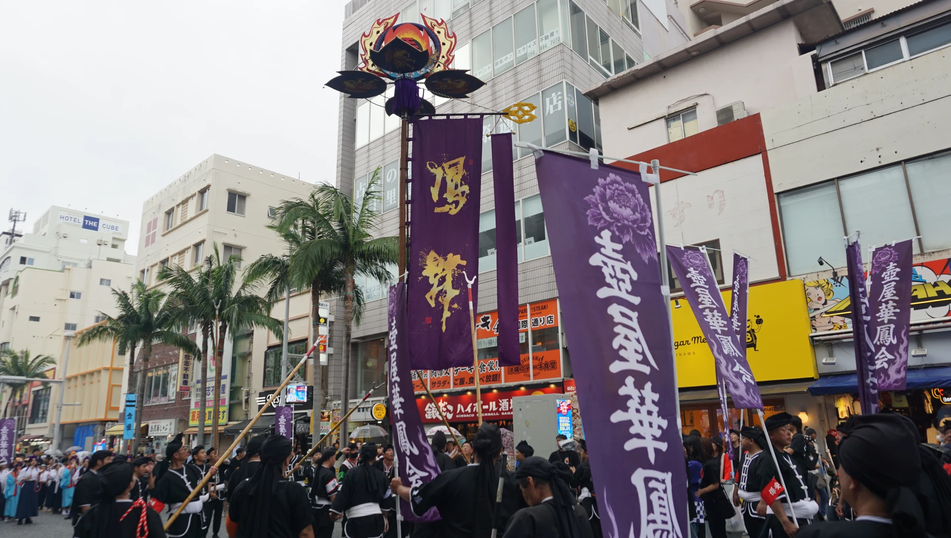 国際通りで掲げられる壺屋旗頭華鳳会の旗頭