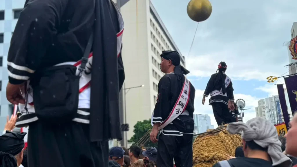 大綱の上から挽き手を見守る綱元たち