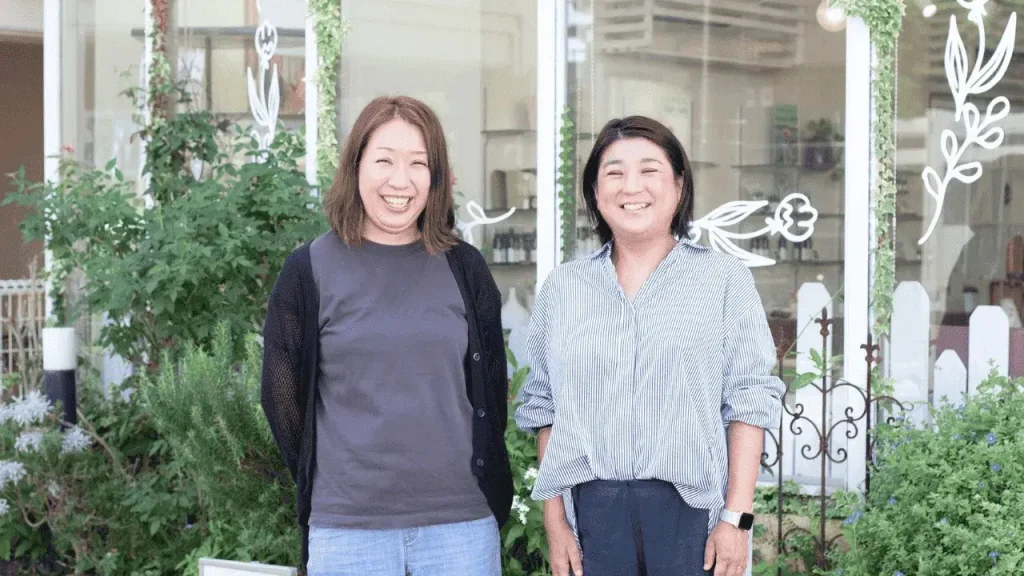 petalunaの店舗前に並ぶ2人のスタッフ